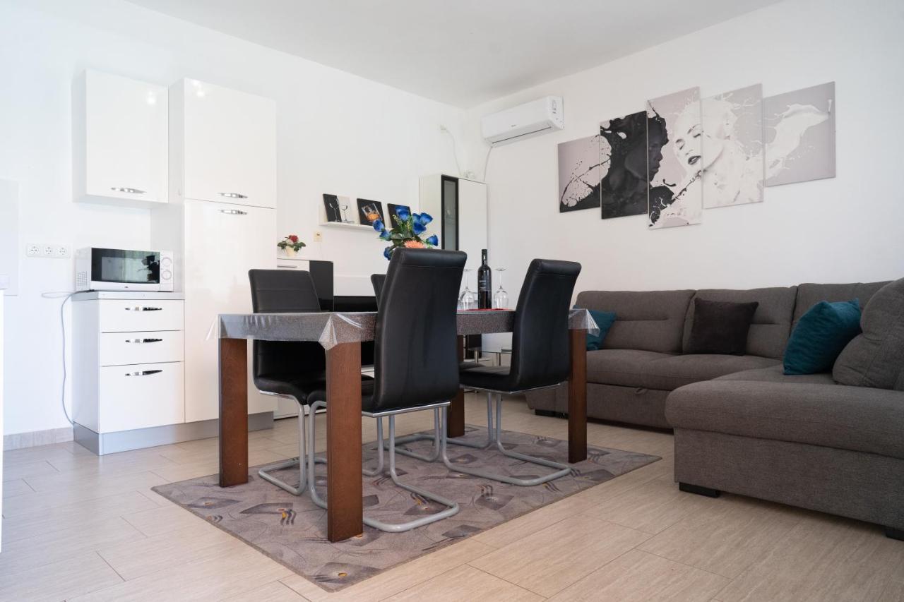 Apartment Mladen Біоград-на-Мору Екстер'єр фото